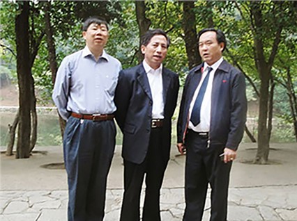 國家安全局、湖南省煤監(jiān)局、煤炭局領(lǐng)導(dǎo)一行，在省市領(lǐng)導(dǎo)和公司董事長陪同下在韶山參觀